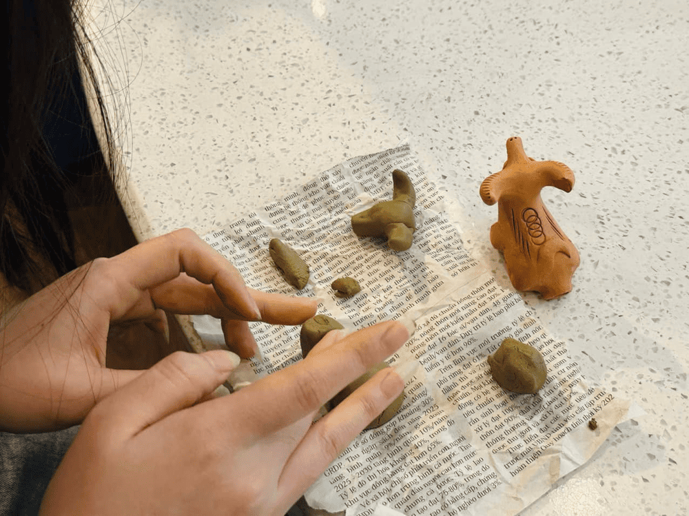 Workshop to guide children to make traditional toys at the Hanoi Museum of Ethnology (Source: Fanpage Bảo tàng Dân tộc học Việt Nam - Vietnam Museum of Ethnology)